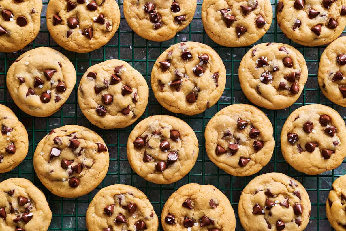 discard chocolate chip cookies on a cooling rack